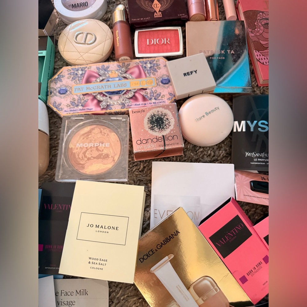 MAKEUP STASH - Picture 4 of 17